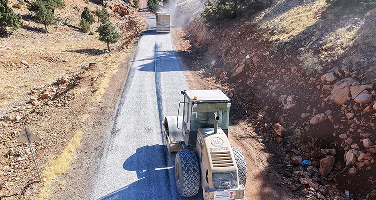 Kahramanmaraş Büyükşehir Belediyesi, kırsal mahallelerde yaşam kalitesini artırmak ve ulaşımda