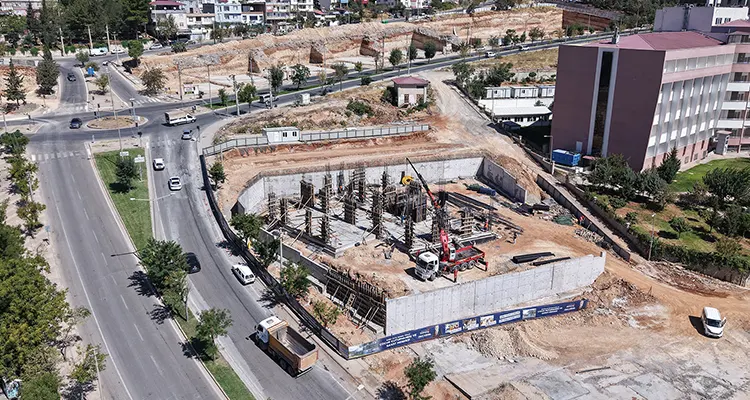 Çocukların Yeni Sosyalleşme ve Yaşam Alanı Hızla Yükseliyor Kahramanmaraş Büyükşehir Belediyesi, Başkan Fırat Görgel öncülüğünde şehrin sosyal ve
