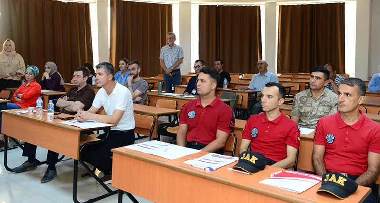 Eğitimlerin açılış konuşmasını KSÜ Rektör Yardımcısı ve Proje İl Koordinatörü