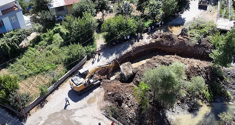 Eski Köprü Yenileniyor Büyükşehir’den Döngel’e Bir Yatırım Daha Kahramanmaraş Büyükşehir Belediyesi, şehir genelinde ulaşım altyapısını güçlendirmeye yönelik çalışmalarına