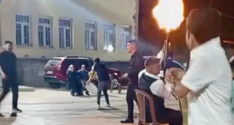 Kahramanmaraş’ta düğünde havaya ateş açtı Edinilen bilgiye göre; Onikişubat ilçesine bağlı Döngele Mahallesi'nde gerçekleşen bir