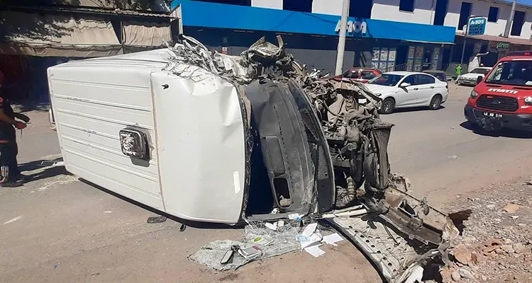 Çarpışmanın etkisiyle devrilen hafif ticari araç sürücü, ihbar üzerine bölgeye