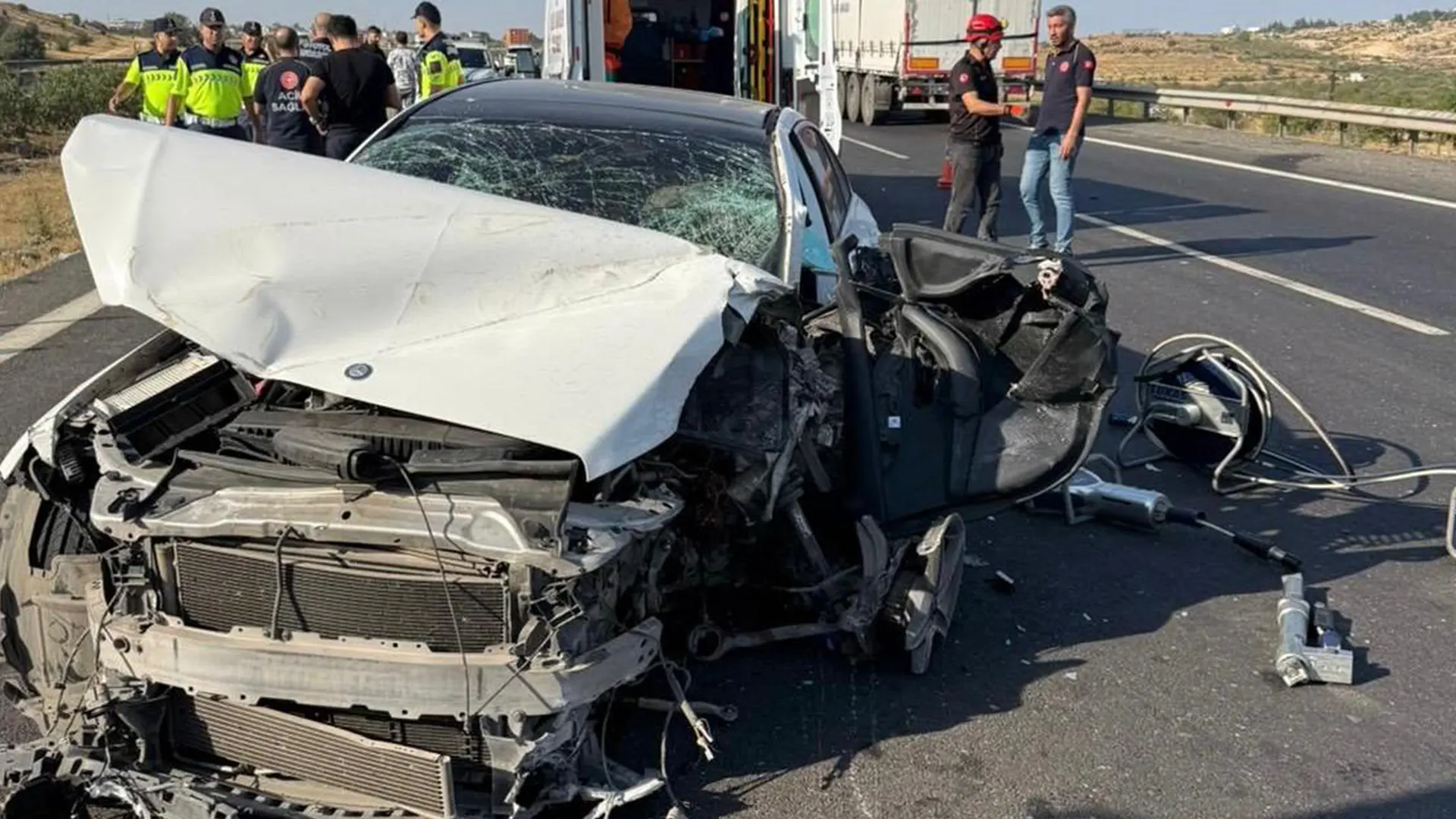 otobanda otomobiliyle bariyerlere carpti olu