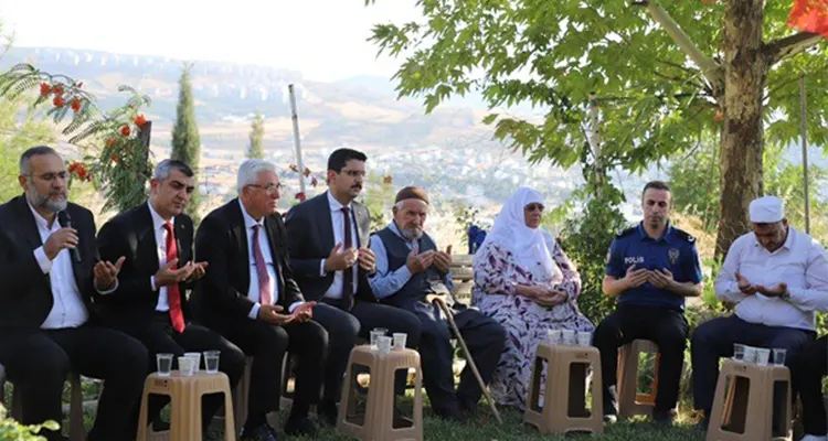 Pazarcık’ta Şehit Polis Memuru Nurettin Ademoğlu Dualarla Anıldı Anma programına Pazarcık Kaymakamı Hulusi Teke, Belediye Başkanı Av. Haydar