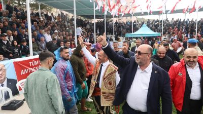 Festivalde güreşçilerle yakından ilgilenen Dulkadiroğlu Belediye Başkanı Mehmet Akpınar, müsabakaları