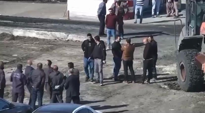 Kahramanmaraş’ta fabrika sahibini tek yumrukla yere serdi Fabrika yönetiminin uygulamalarına tepki gösteren bir çiftçi fabrika sahibi Şenol