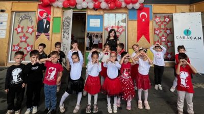 Program, Saygı Duruşu ve İstiklal Marşı’nın okunmasıyla başladı. Ardından öğrenciler,