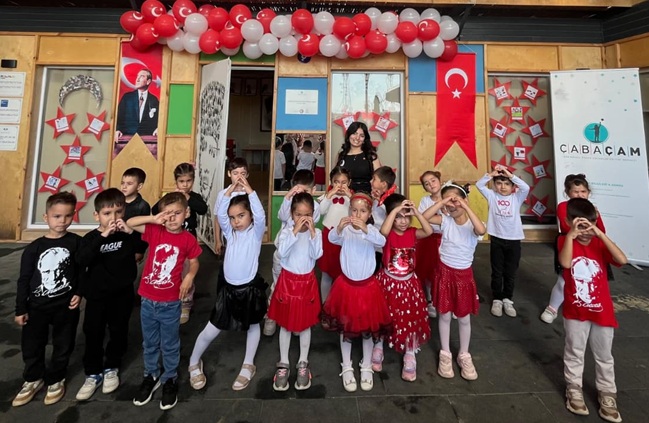 ÇABAÇAM Umutkent’te Cumhuriyet Coşkusu: Miniklerden Anlamlı Kutlama Program, Saygı Duruşu ve İstiklal Marşı’nın okunmasıyla başladı. Ardından öğrenciler,