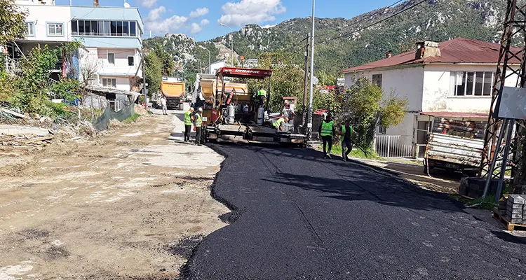 Andırın Tufanpaşa’da 2 Kilometrelik Yol Sıcak Asfalta Kavuşuyor Kahramanmaraş Büyükşehir Belediyesi, Andırın Tufanpaşa Mahallesi’nde altyapı çalışmalarının ardından 2