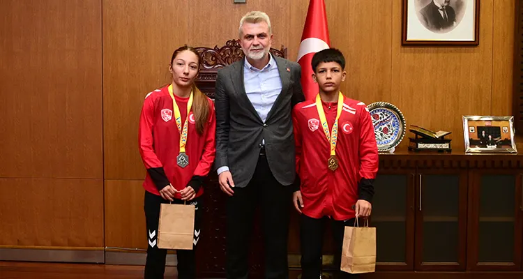 Kahramanmaraş Büyükşehir Belediye Başkanı Fırat Görgel, Romanya’da düzenlenen U17 Güreş