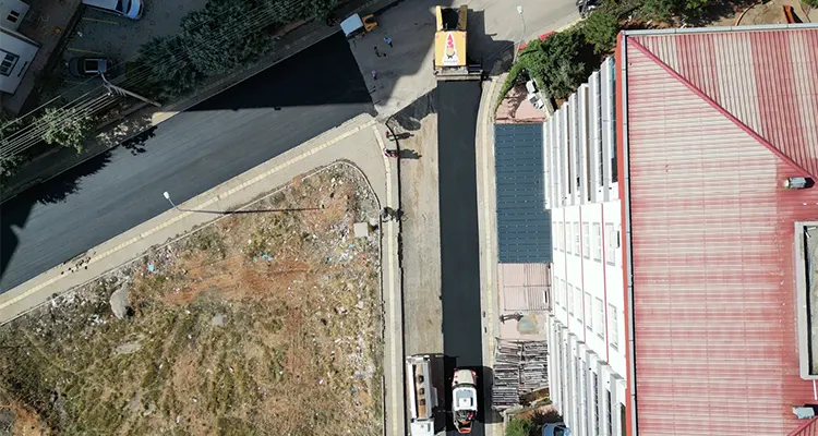 Bu kapsamda Tavşantepe Mahallesi’nde gerçekleştirilen geniş kapsamlı asfalt çalışmalarıyla 17