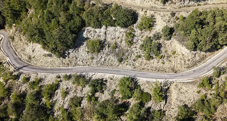 Büyükşehir, Andırın Kırsalında Yol Standardını Yükseltiyor Kahramanmaraş Büyükşehir Belediyesi, şehir genelinde sürdürdüğü yol yatırımlarına hız kesmeden