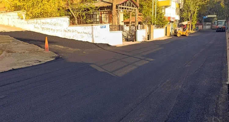 Büyükşehir, Yolları Sıcak Asfaltla Buluşturuyor Kahramanmaraş Büyükşehir Belediyesi, KASKİ Genel Müdürlüğü tarafından şehir genelinde yürütülen