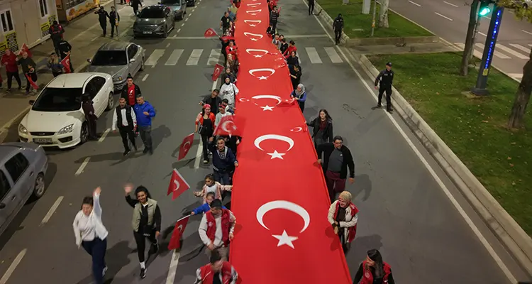 Kahramanmaraş’ta Cumhuriyet’in 102. yılı büyük bir coşkuyla kutlandı. Binlerce vatandaş,