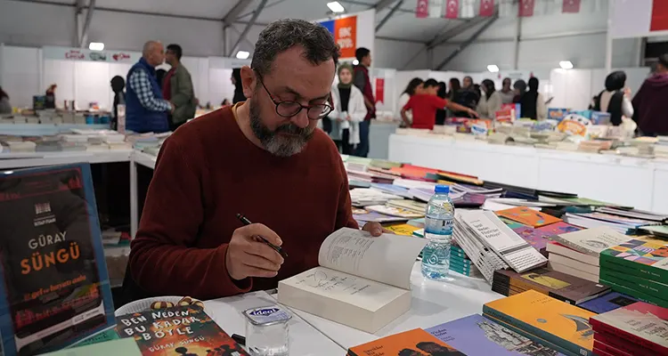 Fuar kapsamında düzenlenen söyleşide edebiyat tutkunları ile bir araya gelen