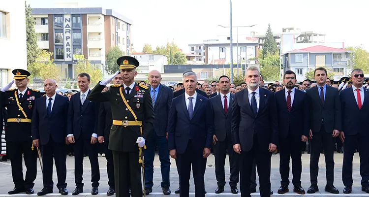 Kahramanmaraş’ta Cumhuriyetin 102. Yılı Atatürk Anıtı’na Çelenk Töreniyle Başladı Kahramanmaraş’ta 29 Ekim Cumhuriyet Bayramı kutlamaları, Atatürk Anıtı’na çelenk sunma