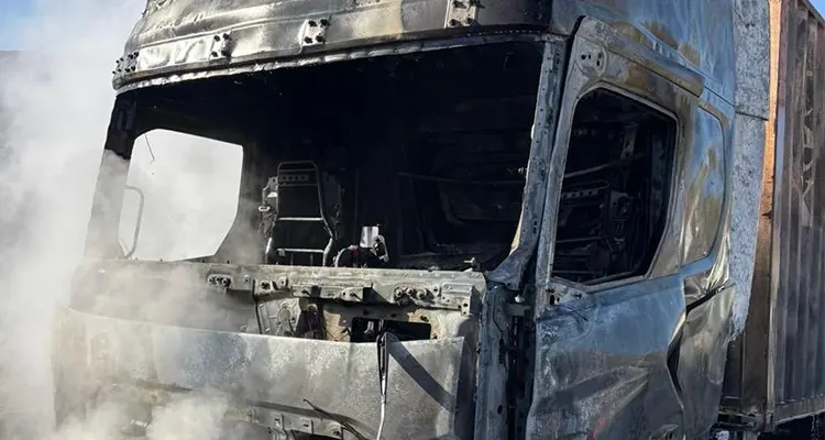 Kahramanmaraş’ta tır yangını Kahramanmaraş’ta seyir halindeyken alev alan tır demir yığınına döndü.
Edinilen bilgiye