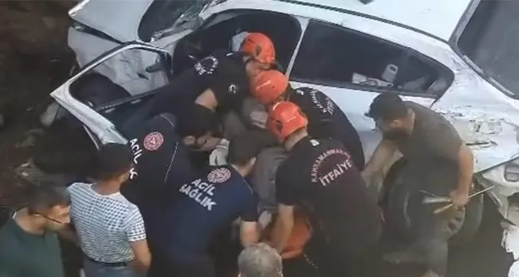 Kamyonla çarpışan sürücü otomobiliyle köprüden aşağı düştü Dulkadiroğlu ilçesi Havalimanı Kavşağı’nda meydana gelen trafik kazasında, kamyonun çarptığı