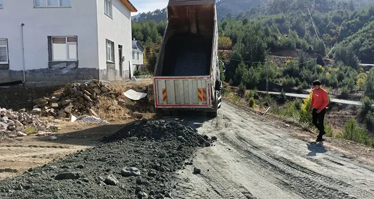 Onikişubat Belediyesi, 10 kırsal mahallede ulaşım ağını güçlendiriyor Fen İşleri Müdürlüğü ekiplerinin yürüttüğü çalışmalar, ilçenin ulaşım ağını her