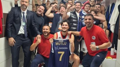 Kahramanmaraş Merkez Spor Salonu’nda oynanan karşılaşmada taraftarının coşkulu desteğini arkasına