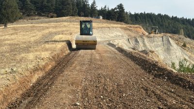 Mahalle genelinde devam eden çalışmalar, hem araç trafiğini rahatlatmayı hem