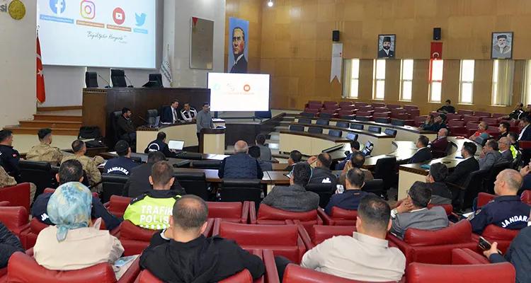 AKOM’dan Kış Öncesi Kritik Toplantı: Tüm Birimler Hazır Bekleyecek Kahramanmaraş Büyükşehir Belediyesi Afet Koordinasyon Merkezi, yaklaşan kış mevsimi öncesinde