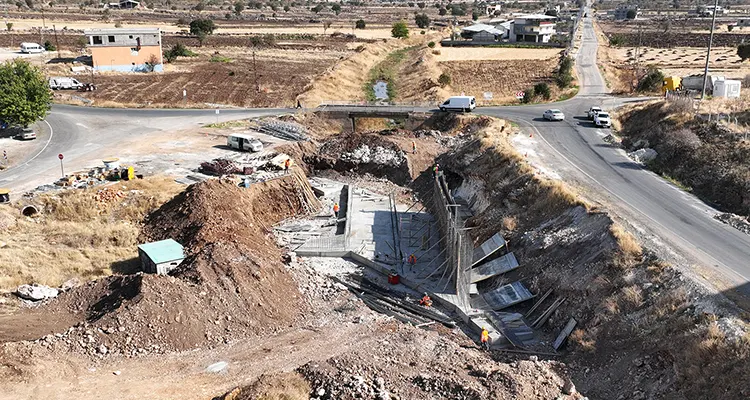 Büyükşehir, Pazarcık’ta 50 Yıllık Köprüyü Yeniliyor Kahramanmaraş Büyükşehir Belediyesi, Pazarcık’ın kırsal mahallelerini Gaziantep’e bağlayan 50 yıllık