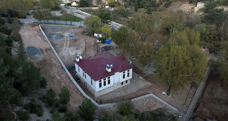 Kahramanmaraş Büyükşehir Belediyesi’nin Dulkadiroğlu Pınarbaşı’nda hayata geçirdiği Çınaraltı Sosyal Tesisleri’nde