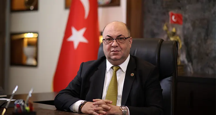 DULKADİROĞLU BELEDİYESİ’NDEN KAHRAMANMARAŞ BAYRAK OLAYI’NIN YIL DÖNÜMÜNDE ANLAMLI PROGRAM Tarihçi Yazar Mehmet Işık, Kahramanmaraş Kalesi’nde yaşanan Bayrak Olayı’nı ayrıntılarıyla