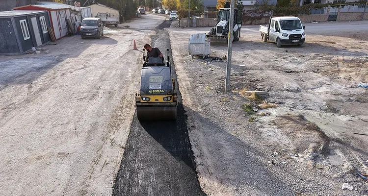 Elbistan’da Altyapının Ardından Yollar Onarılıyor KASKİ Genel Müdürlüğü, şehir genelinde altyapı yatırımlarını yoğun bir tempoyla