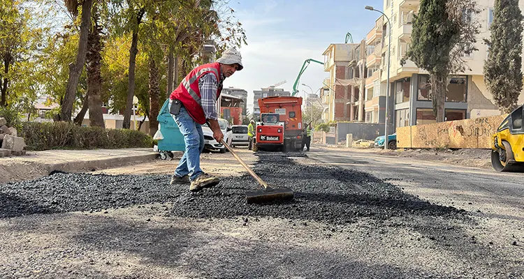 Kahramanmaraş’ta Altyapısı Tamamlanan Yollarda Asfalt Çalışmaları Devam Ediyor Kahramanmaraş Büyükşehir Belediyesi KASKİ Genel Müdürlüğü, altyapı çalışmalarını tamamladığı bölgelerde