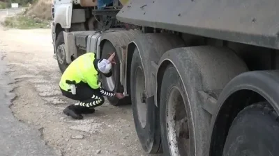 Yetkililer, zincir bulundurmanın veya kullanmanın kış lastiği zorunluluğunu ortadan kaldırmadığını