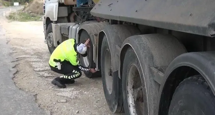 Kahramanmaraş’ta Kış Lastiği Zorunluluğu Başlıyor Yetkililer, zincir bulundurmanın veya kullanmanın kış lastiği zorunluluğunu ortadan kaldırmadığını