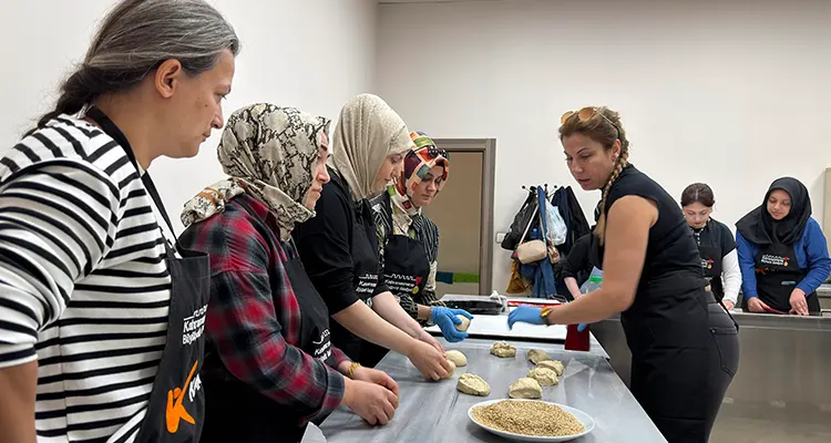 KAMEK Pastacılık Kursu Kadınlara Yeni Kapılar Açıyor Büyükşehir Belediyesinin KAMEK Pastacılık Kursu, kadınların hem mesleki becerilerini geliştirdiği