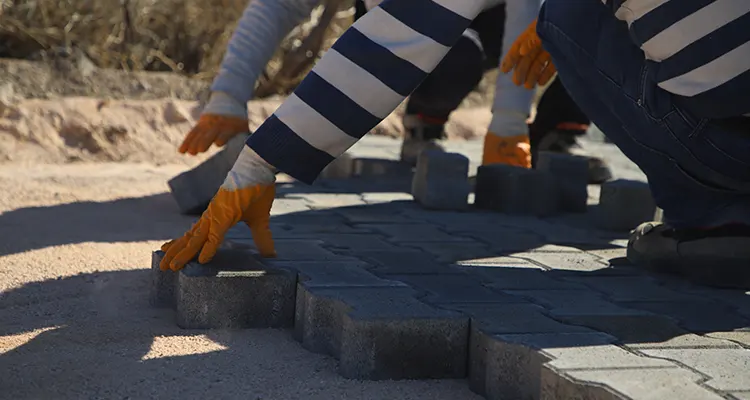 KOZLUDERE’DE KİLİT PARKE ÇALIŞMALARI HIZLA İLERLİYOR Belediye yetkilileri, kilit parke uygulamasının ilçede yürütülen yol iyileştirme çalışmalarının