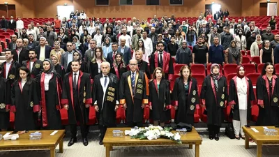Program saygı duruşu ve İstiklal Marşı ile başladı, ardından Diş