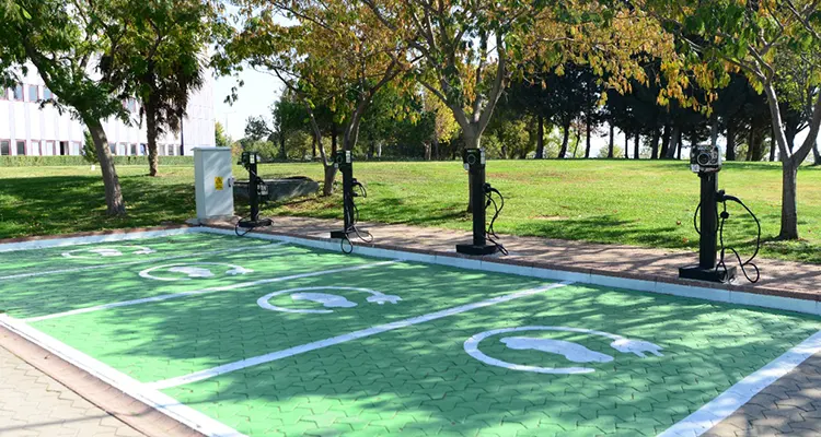 KSÜ Kampüsüne 8 Adet Elektrikli Araç Şarj İstasyonu Kuruldu Kahramanmaraş Sütçü İmam Üniversitesi (KSÜ), elektrikli araç kullanımının yaygınlaşmasıyla birlikte
