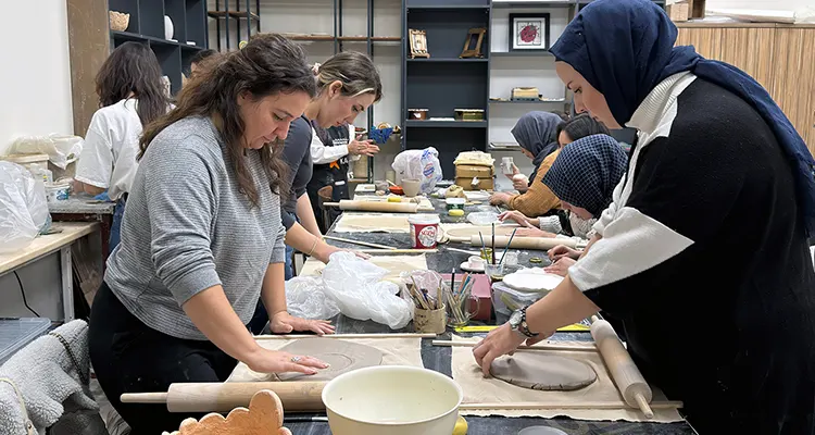 Üretilen ürünler, kursiyerlerin yaşam alanlarını renklendirirken aynı zamanda kişisel üretimlerinin
