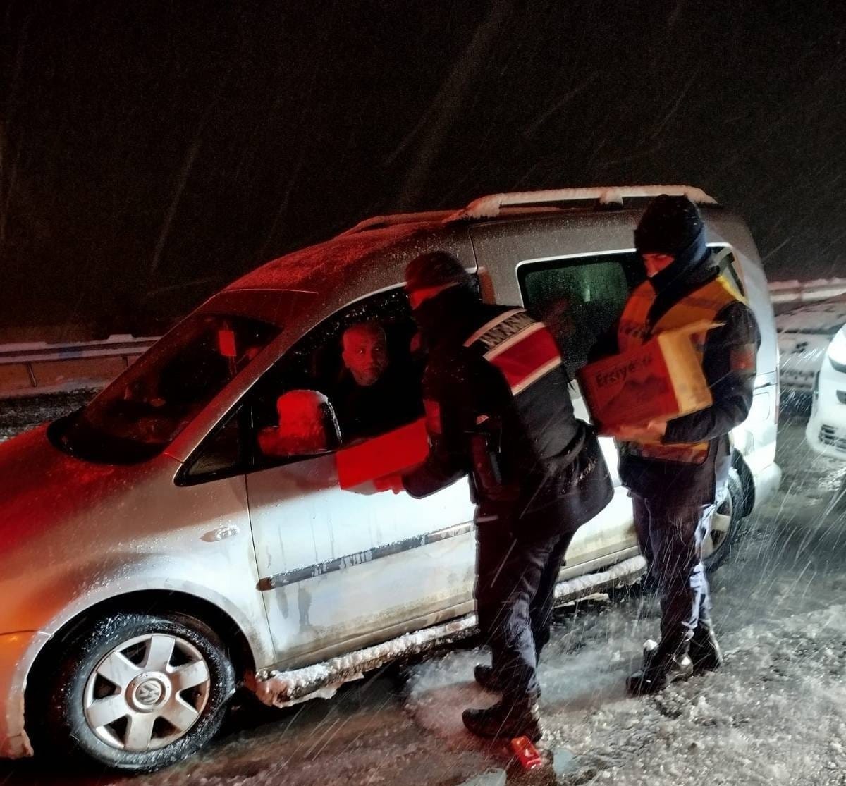 Kahramanmaraş’ta Yolda Kalan Vatandaşlara Jandarma ve Kızılay’dan Destek 1 IMG WA
