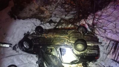 Olay yerine sevk edilen itfaiye ekipleri, araçta sıkışan vatandaşları kurtararak