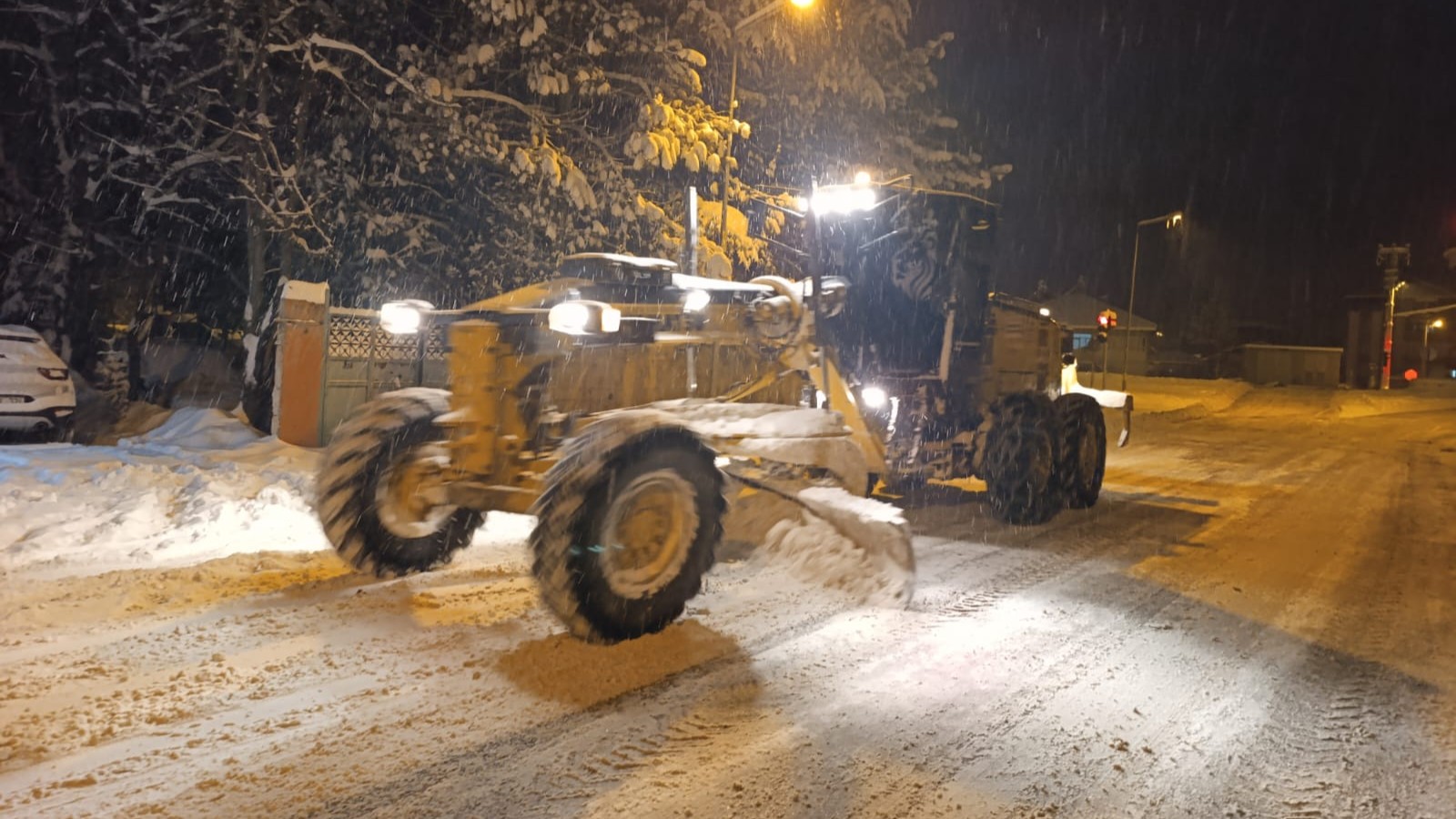 Büyükşehir’den Karla Mücadelede Gece Mesaisi 1 Kar Kureme ()