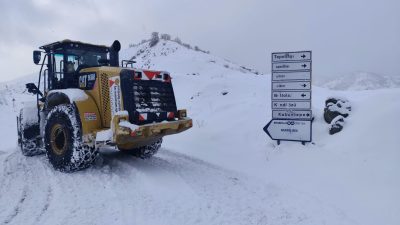 Kahramanmaraş Büyükşehir Belediyesi, şehir genelinde etkisini sürdüren yoğun kar yağışının