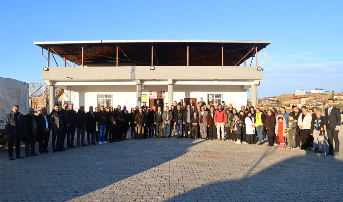 Mahalle sakinleri toplantı boyunca yaşadıkları sorunları ve beklentilerini doğrudan belediye