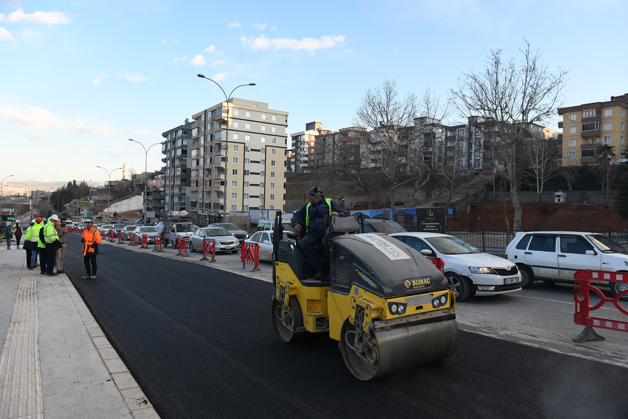 Yol Konforu İçin Asfalt Mesaisi Hız Kesmeden Sürüyor 1 Yol Tamiri ()
