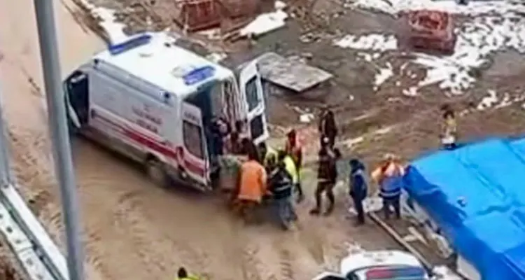 Edinilen bilgilere göre, inşaatın ikinci katında direk kalıbı bağlama çalışması