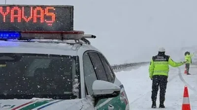 Jandarma trafik ekipleri, sürücülere kış lastiği kullanımı ve araçlarda bulundurulması