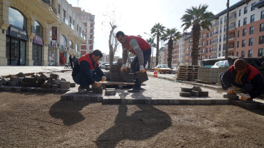 Çalışmalarla birlikte, altyapı ve inşa faaliyetleri sırasında zarar gören kaldırım