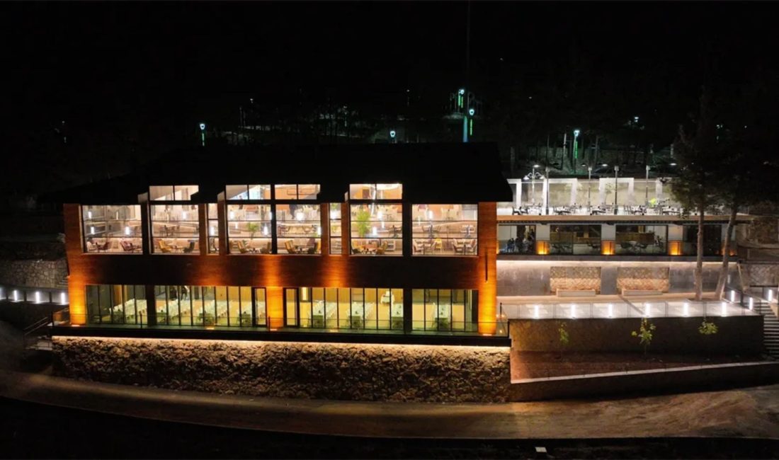 Şairler Tepesi ve Çamlıca’da Ramazan Boyunca Uygun Fiyatlı, Lezzet Dolu İftar Sofraları Kahramanmaraş Büyükşehir Belediyesi, Ramazan ayının manevi atmosferini şehrin eşsiz manzaralarıyla