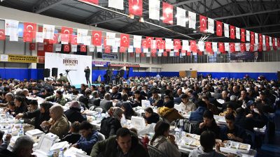 İlçe Spor Salonu’nda düzenlenen iftar organizasyonunda binlerce vatandaş aynı sofrada