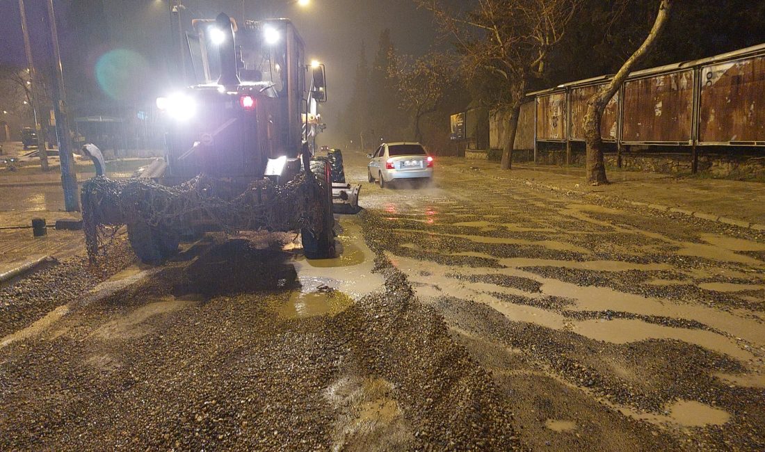 Kahramanmaraş Büyükşehir Belediyesi, etkili olan yağışların ardından yol güvenliği ve